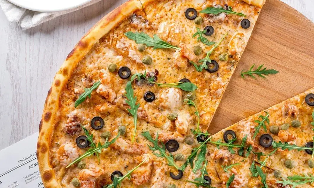 Na jakim trybie piec pizzę, aby uniknąć zakalca i uzyskać chrupkość?