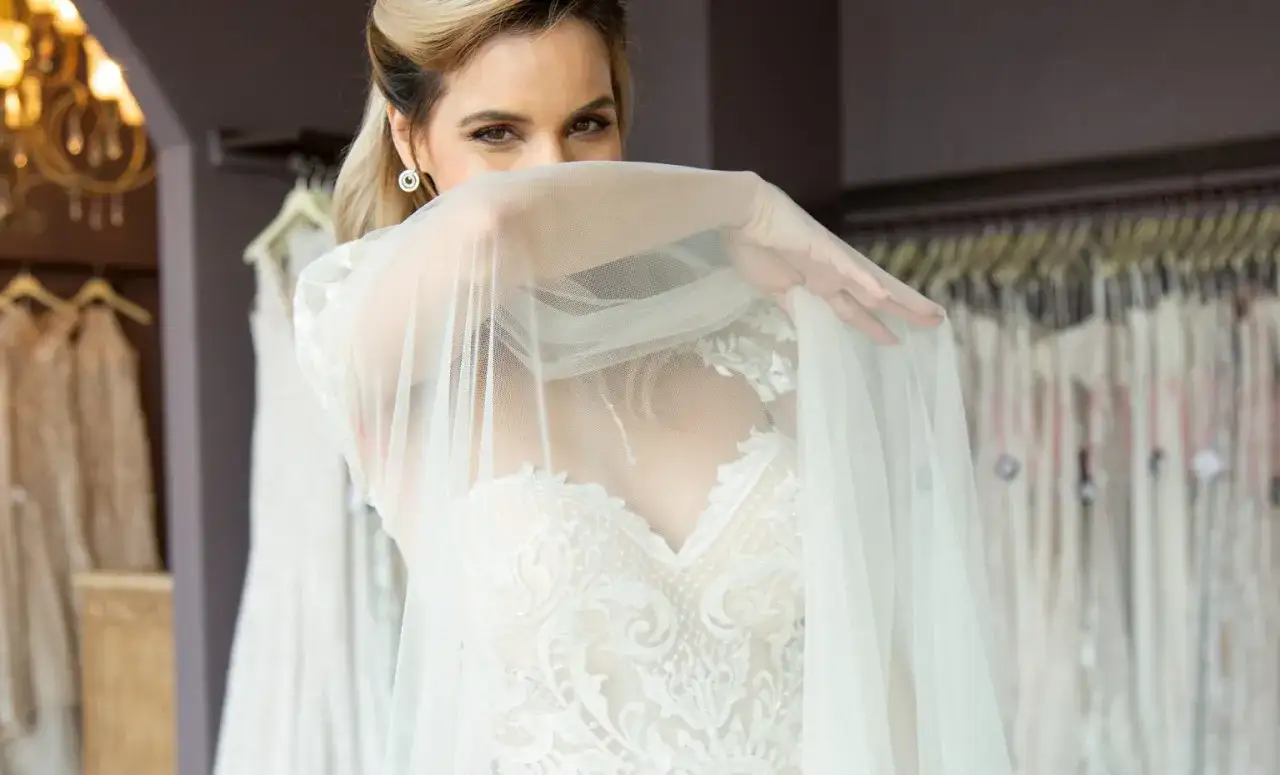 Jak wybrać idealny welon do satynowej sukni, aby zachwycać?
