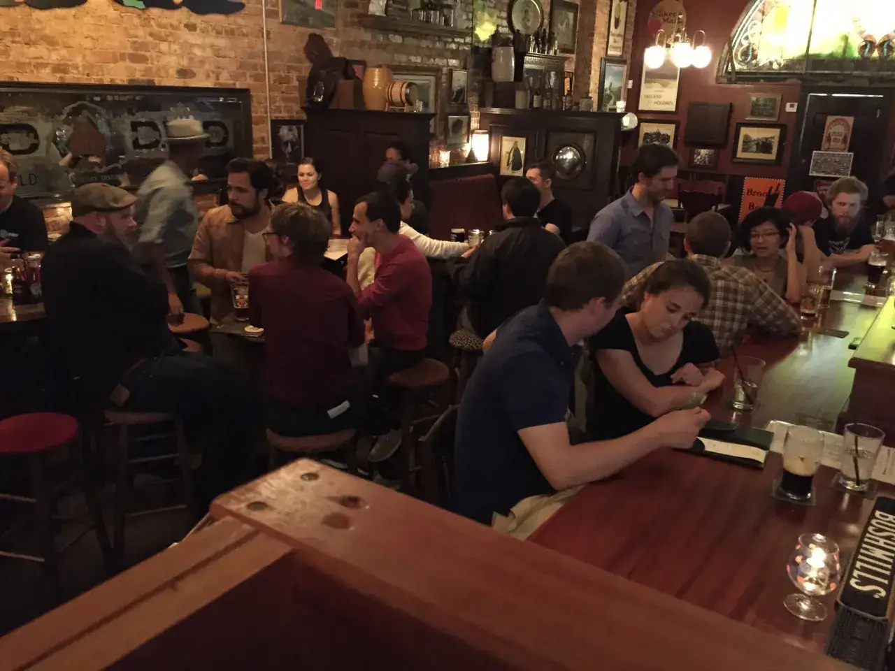 Film Bar - hiszpańska czarna komedia o złożonej naturze ludzkiej paranoi