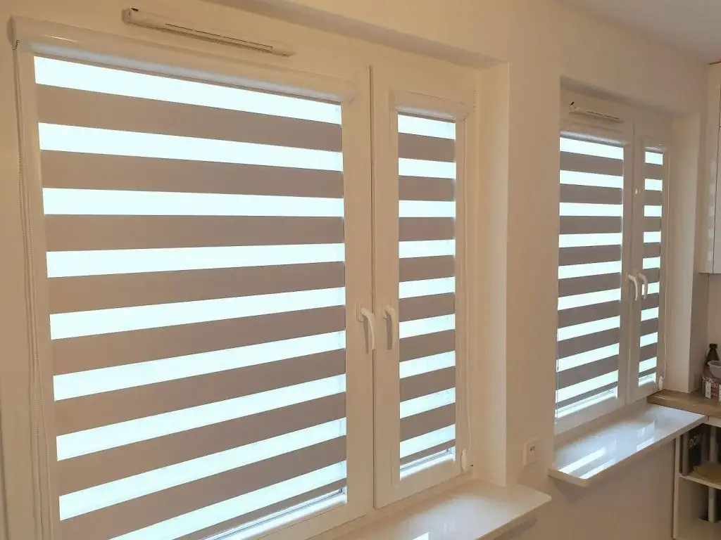 Jakie rolety do nowoczesnego salonu? 7 kluczowych porad wyboru