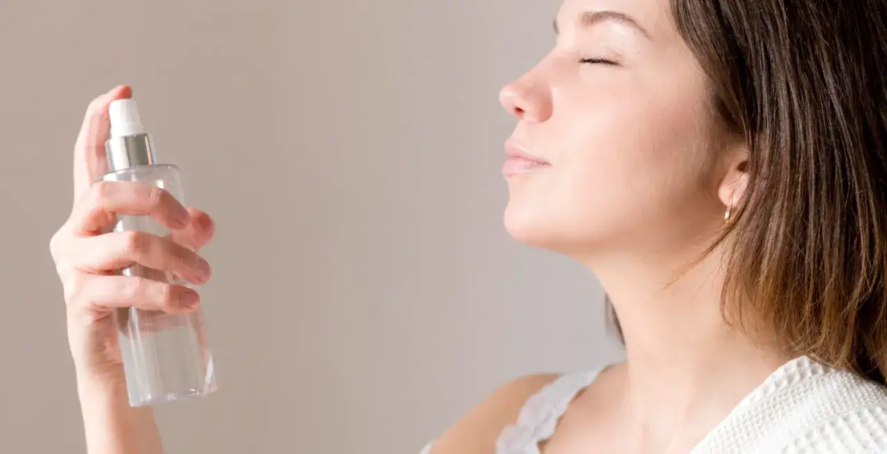 Nawilżający tonik-mgiełka – jak stosować, by utrzymać odpowiedni poziom nawilżenia skóry przez cały dzień?