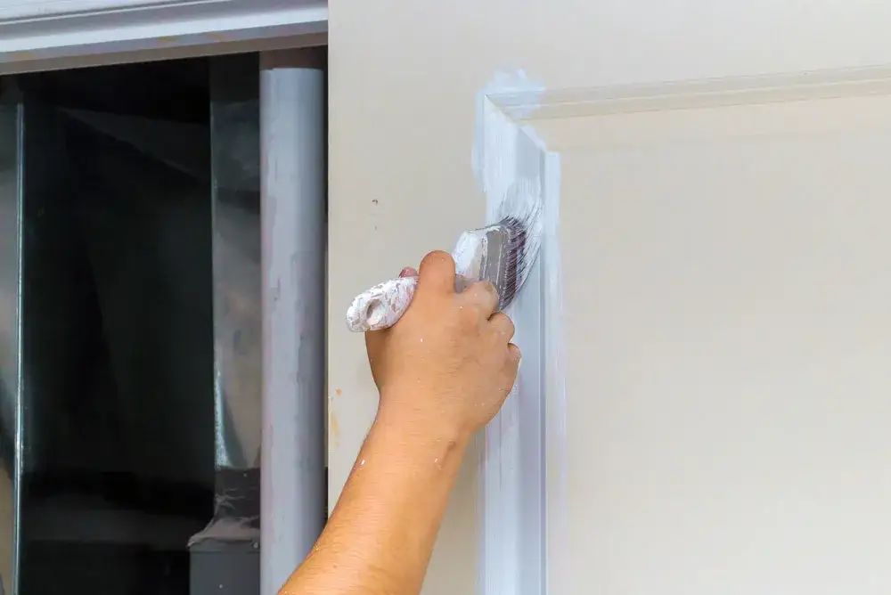 Ile kosztuje malowanie drzwi w mieszkaniu? Sprawdź ceny i porady