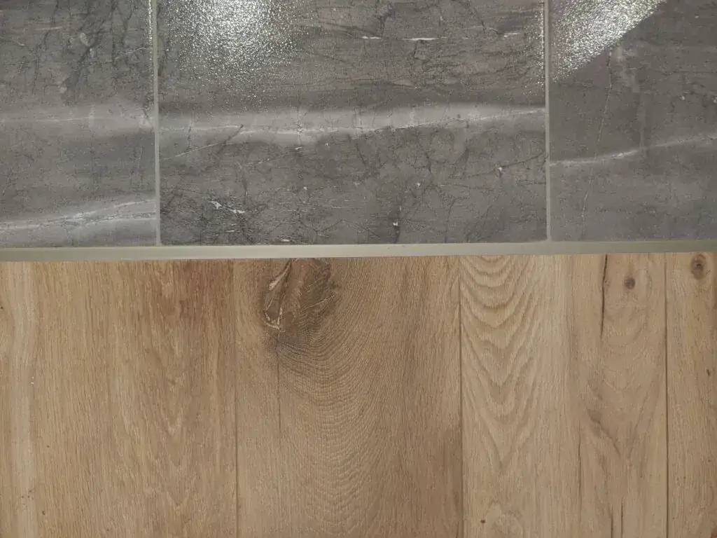 Jak zrównać panele z płytkami i uniknąć estetycznych błędów w montażu