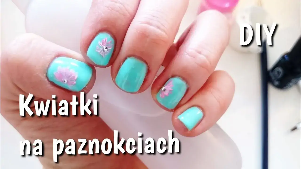 Jak narysować kwiaty na paznokciach - proste techniki dla każdego