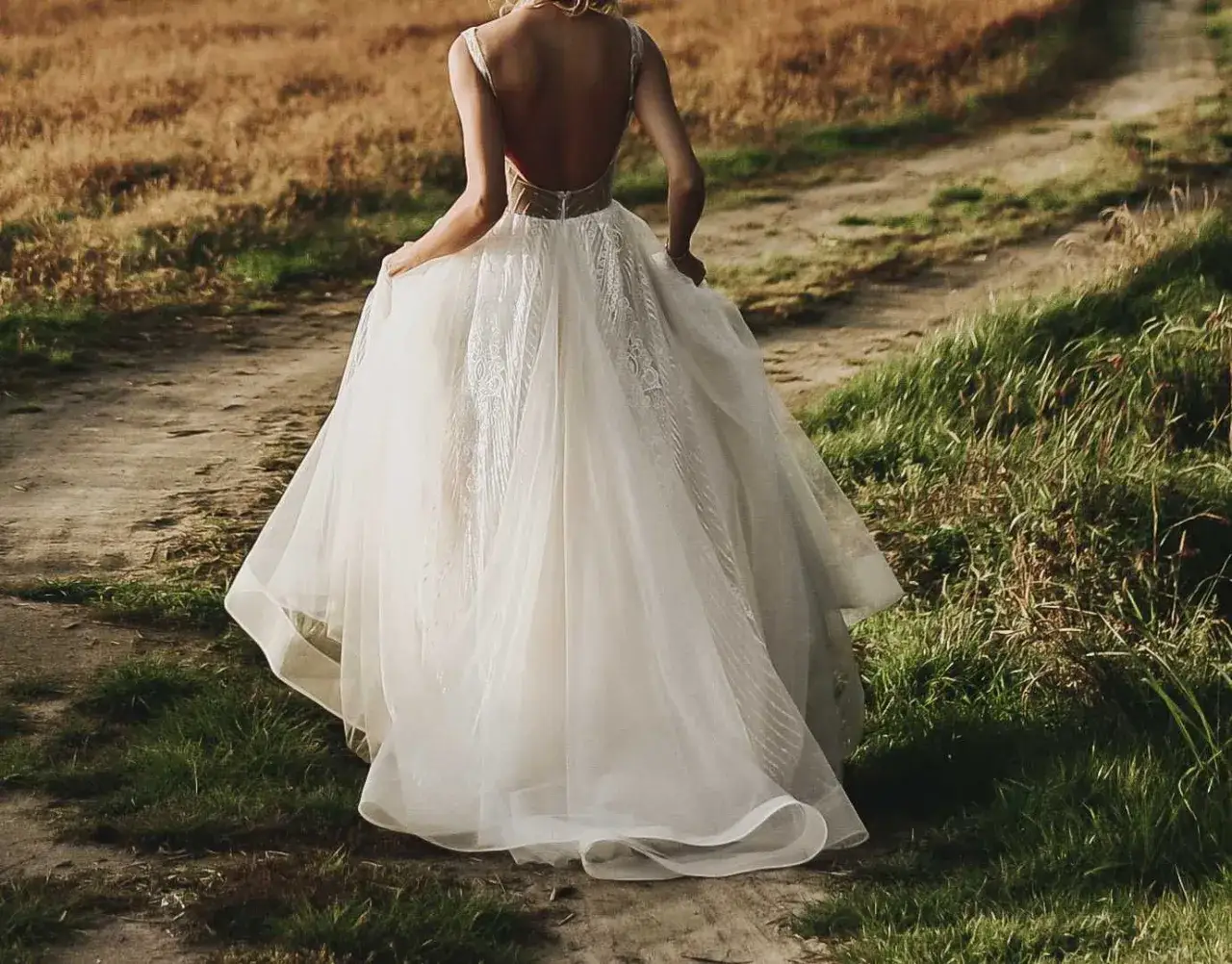Suknia ślubna z kołem czy bez: co wybrać dla komfortu i stylu?