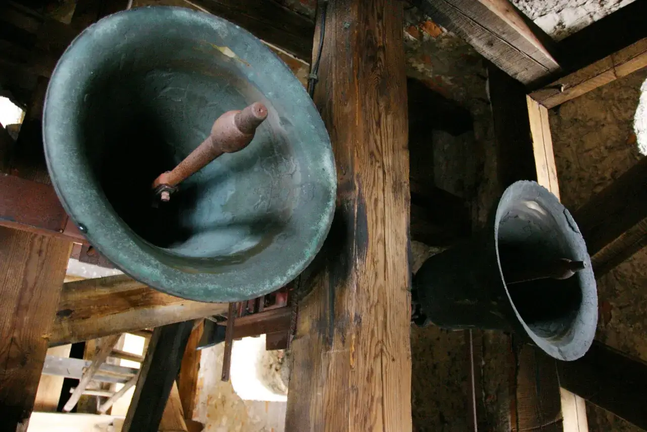 Dlaczego biją dzwony w kościele o 22? Odkryj ich prawdziwe znaczenie