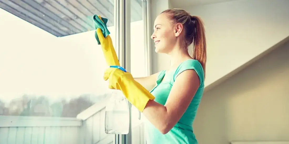 Czy sprzątaczka może myć okna? Przepisy i bezpieczeństwo pracy