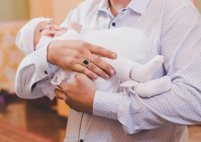 W co się ubrać na chrzciny? Najlepsze stylizacje, które zachwycą