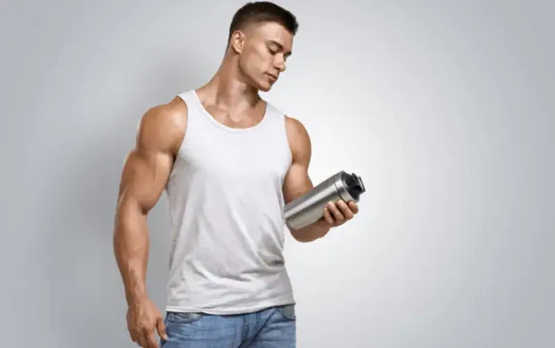 Kiedy brać białko na redukcji, aby nie stracić mięśni i przyspieszyć efekty
