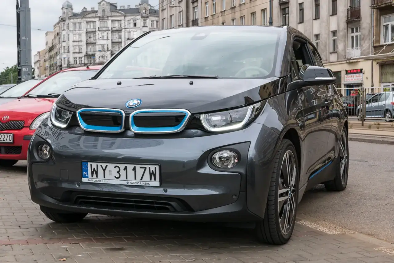 BMW i3 elektryczny: zalety, wady, zasięg i porównanie z konkurencją