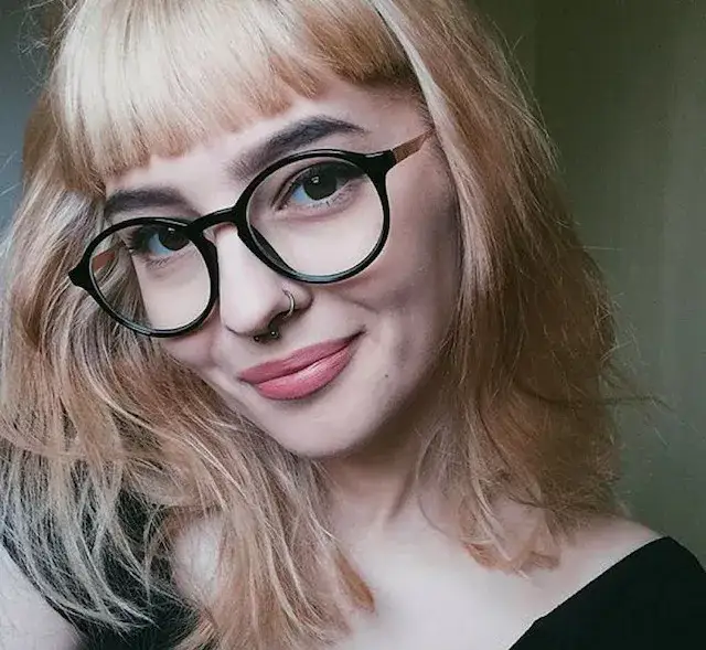 Czy grzywka pasuje do okularów? Oto jak wybrać idealny styl dla siebie