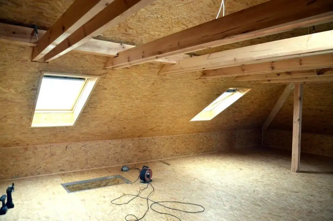 Jaka płyta OSB na strych? Kluczowe informacje przed zakupem i montażem