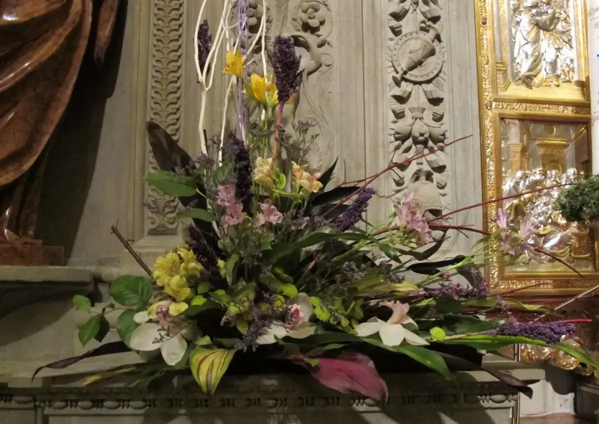 Jakie kwiaty do kościoła na adwent? Symbolika i najlepsze propozycje