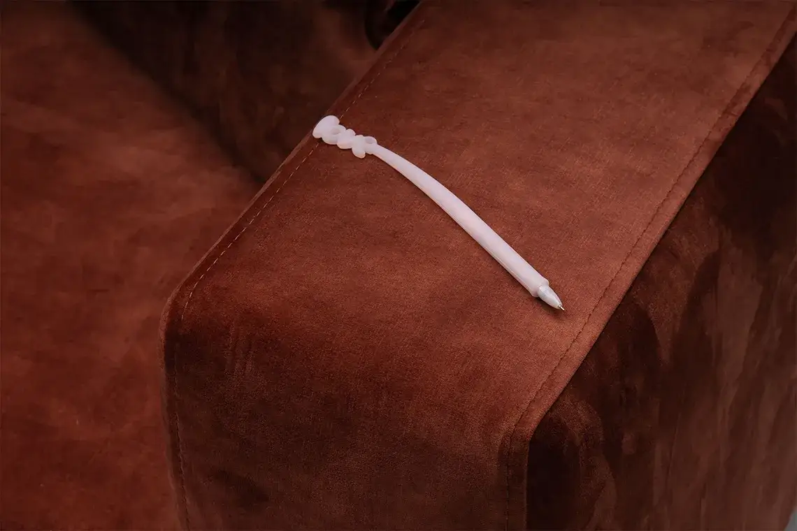 Jak usunąć długopis z kanapy? Skuteczne metody na trudne plamy