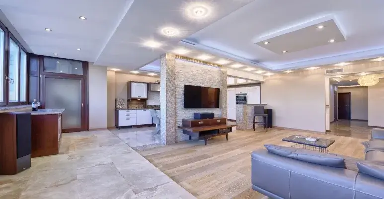 Płytki czy panele w salonie z aneksem? Unikaj kosztownych błędów przy wyborze