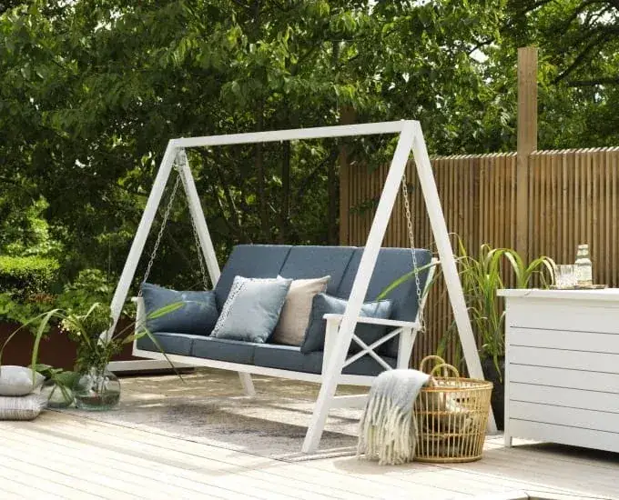 Gdzie kupić huśtawkę ogrodową? Modele, ceny i sklepowe okazje.