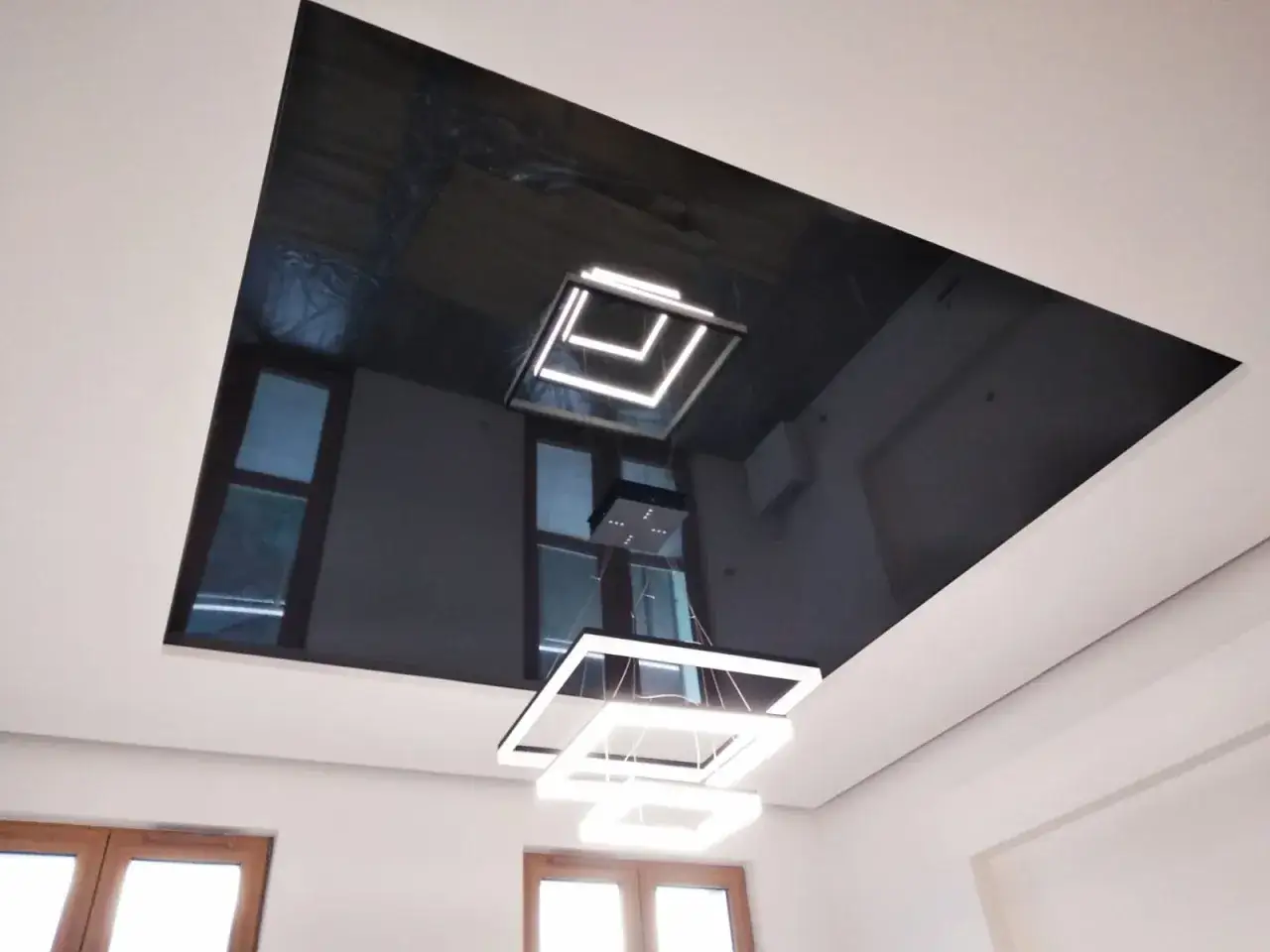 Czarny sufit napinany: elegancki i nowoczesny wystrój wnętrz