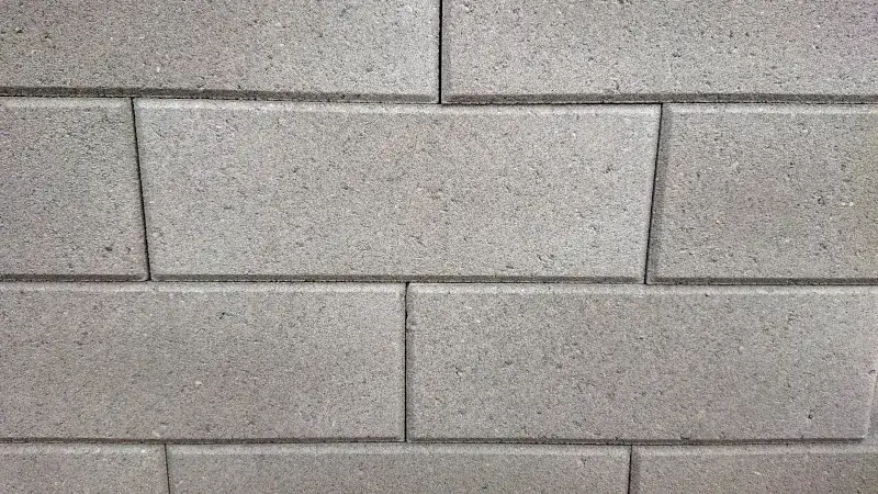 Bloczki betonowe na klej czy zaprawę - co wybrać dla lepszej izolacji?