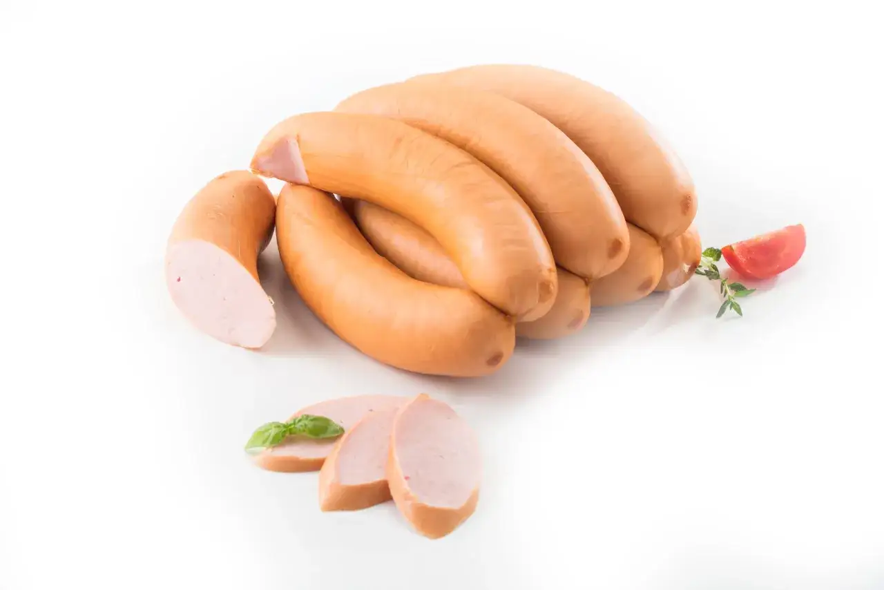 Kiełbasa parówkowa: Jak zrobić ją w domu? Nasz przepis krok po kroku