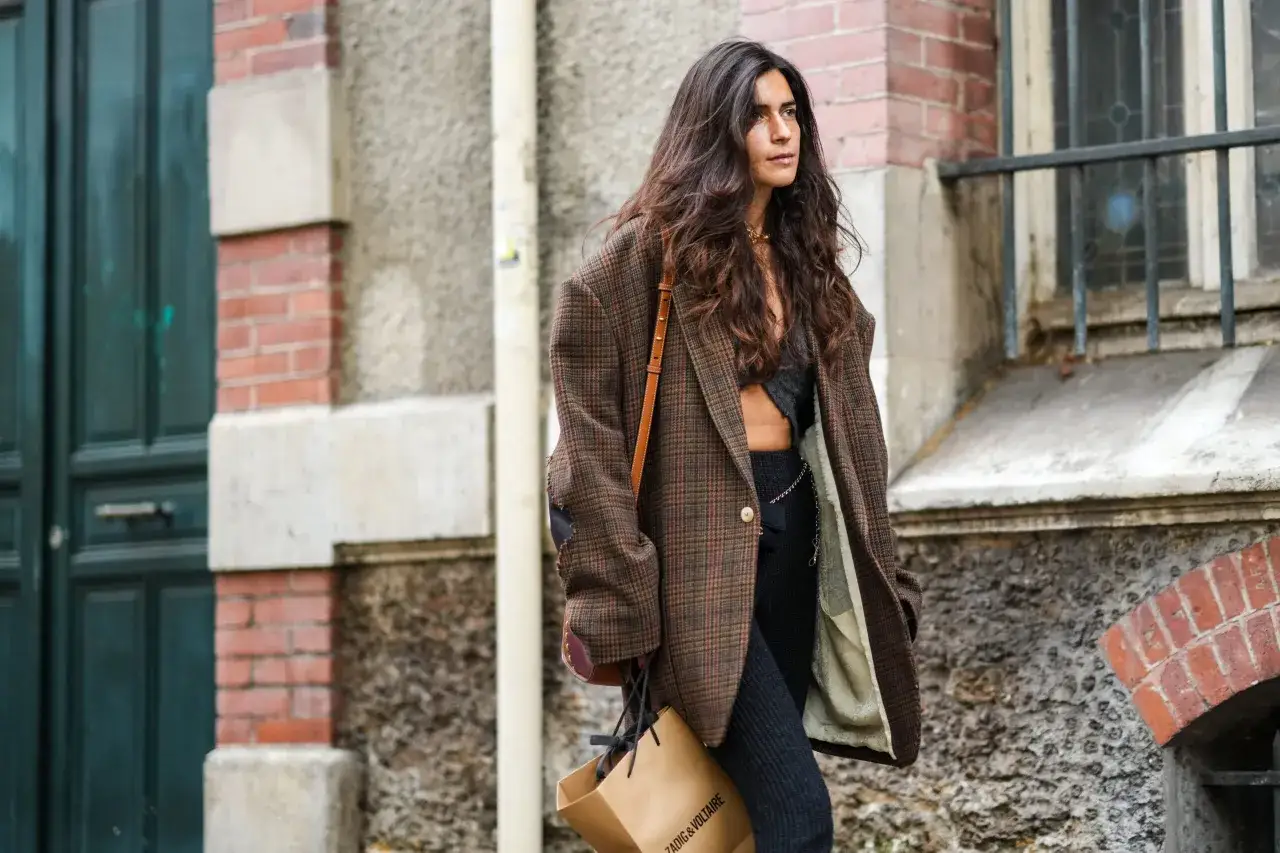 Stylizacja z marynarką w kratkę: trendy, porady i inspiracje na każdą okazję
