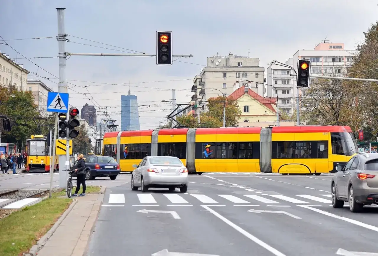 Kiedy dostaniesz mandat za przejazd na czerwonym świetle i jak uniknąć opóźnień