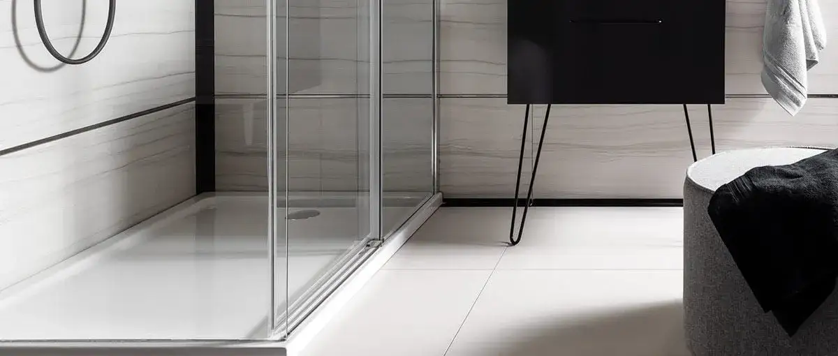 Jak izolacja pod brodzik może zapobiec kosztownym naprawom?