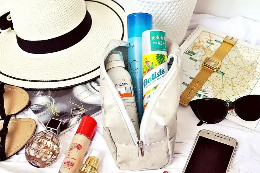 Jakie kosmetyki na wakacje? Oto, co naprawdę warto zabrać