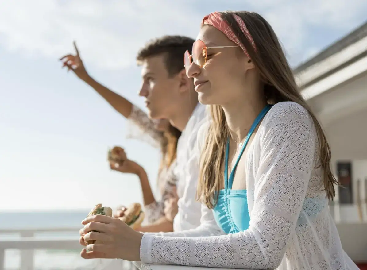 Rozrywka na morzu – jakie aplikacje warto mieć pod ręką?