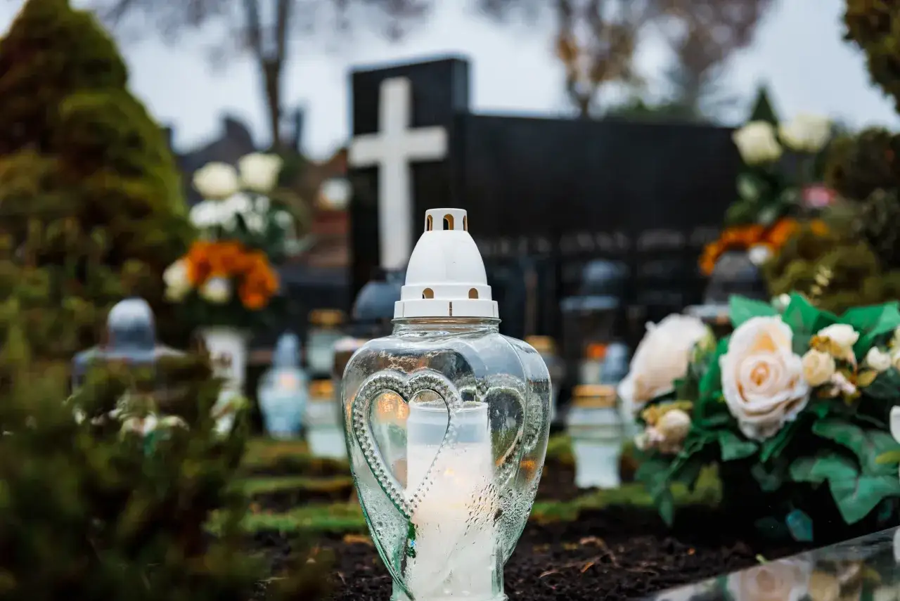 Te symbole religijne umieszczane są na niemal każdym nagrobku — sprawdź dlaczego