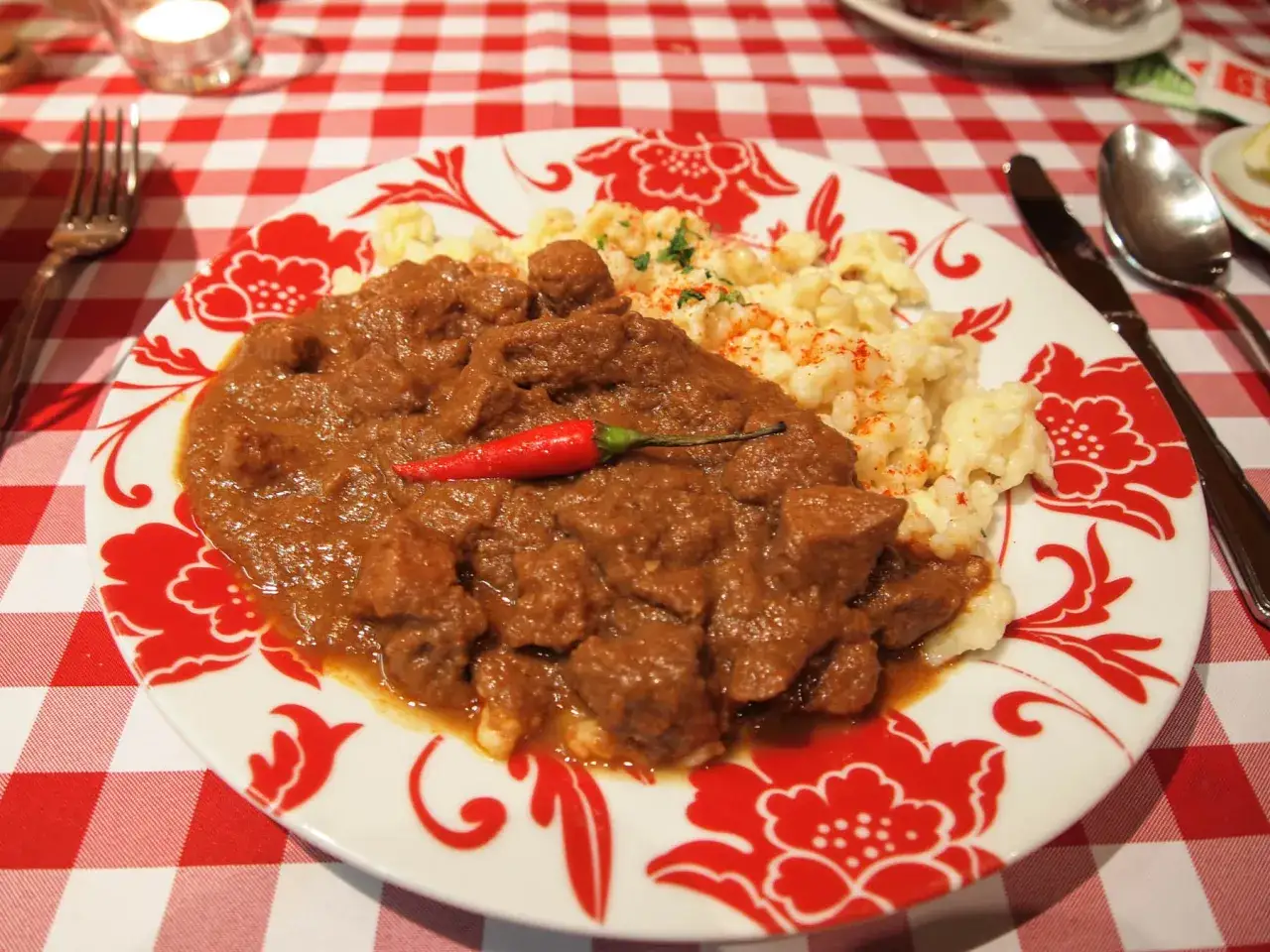 Co zjeść w Budapeszcie: Odkryj najlepsze węgierskie smaki i restauracje