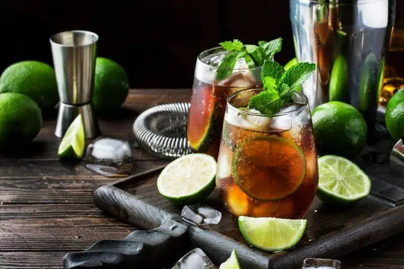 Cuba Libre drink - poznaj sekrety idealnego koktajlu i jego historię