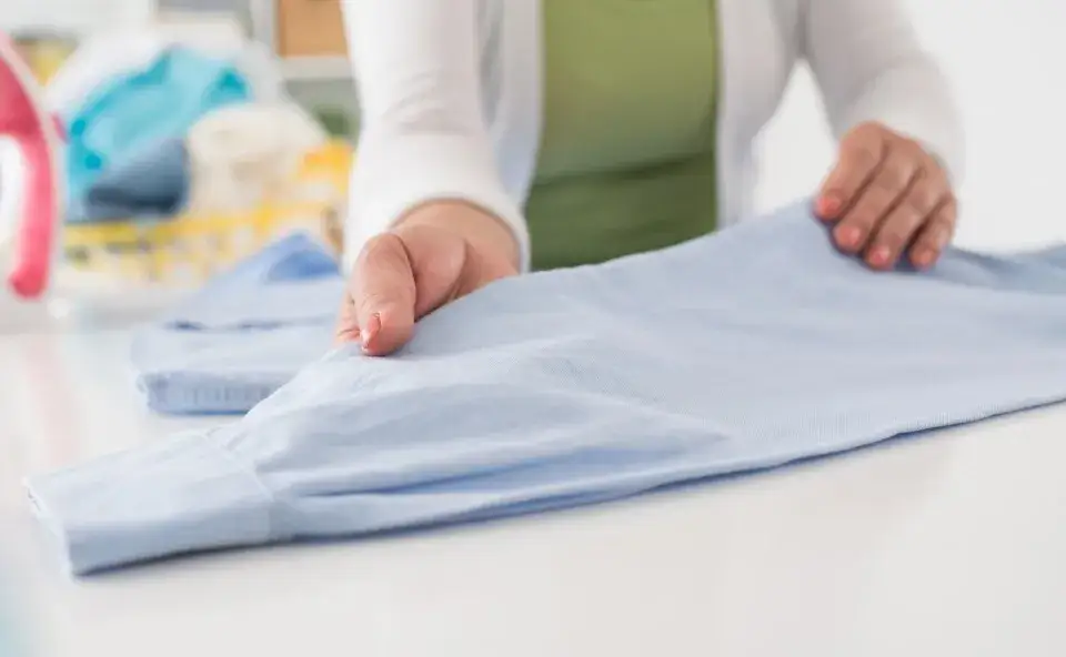 Jak prasować rękawy koszuli, aby uniknąć zagnieceń i uszkodzeń materiału