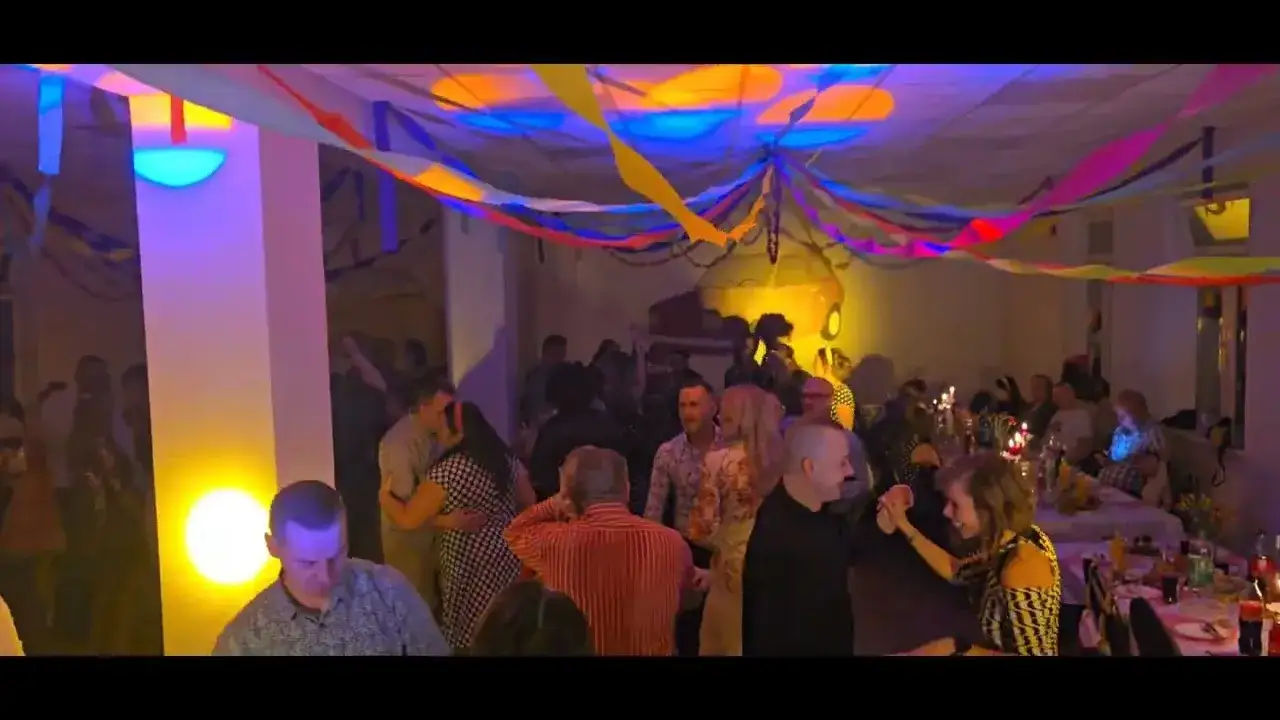 Andrzejki w stylu PRL: Przeżyj niezapomnianą noc w klimacie lat 80