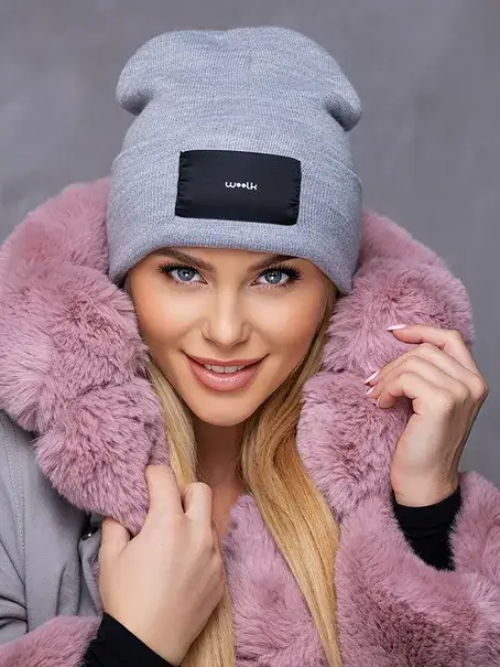 Jakie czapki do okrągłej twarzy damskiej najlepiej podkreślają urodę