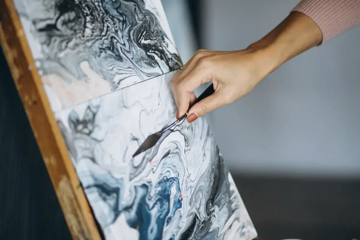 Estetyka przypadku: dlaczego ryzyko może inspirować artystów