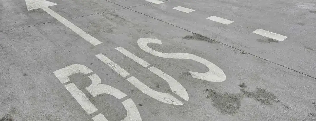 Czy taxi może jechać buspasem? Poznaj zasady i uniknij mandatu