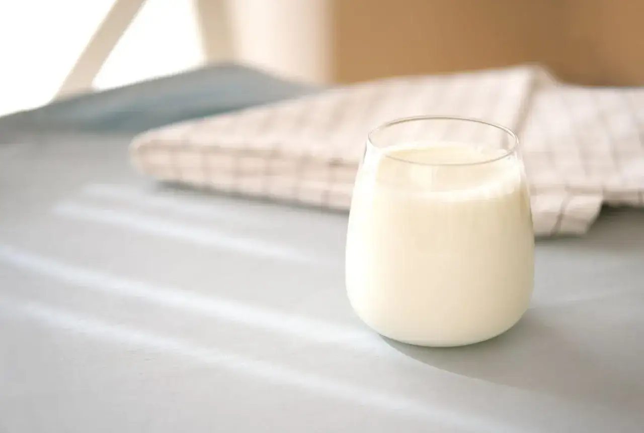 Ile kcal ma mleko i które wybrać dla zdrowej diety? Kompleksowy przegląd