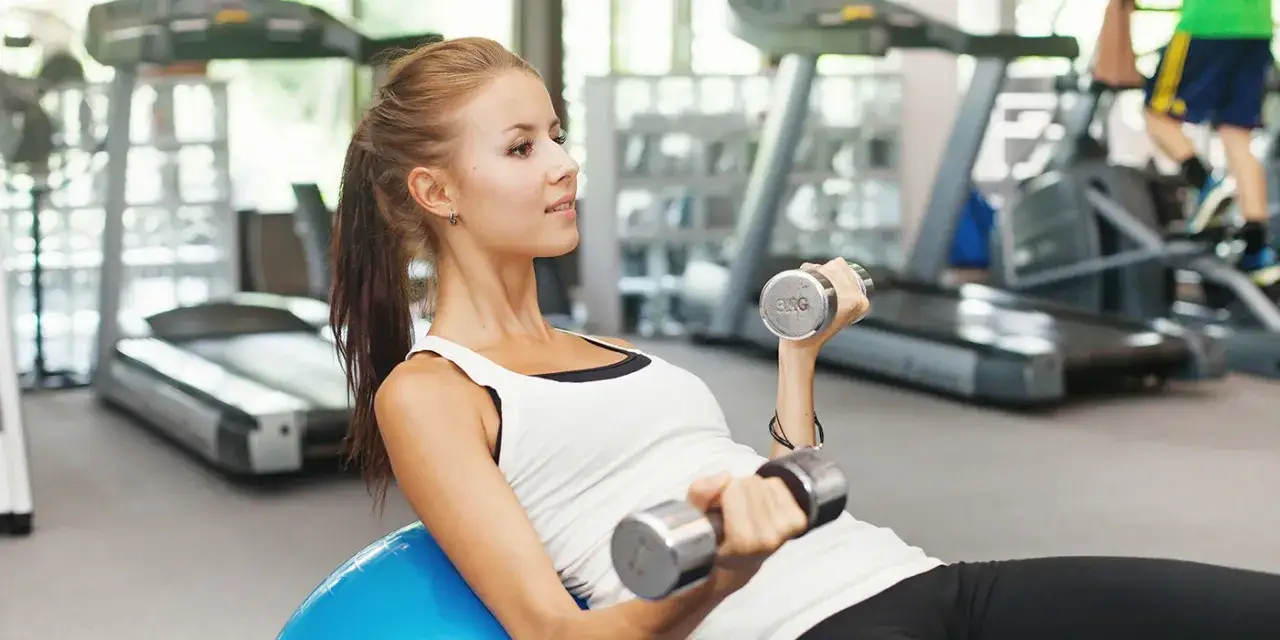 Jak zacząć trening na siłowni bez błędów i kontuzji – porady dla początkujących