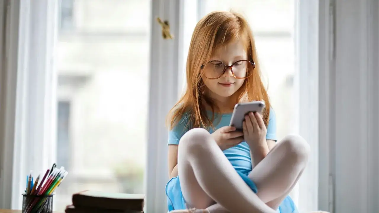 Jaki tel dla dziecka – wybierz najlepszy, bezpieczny i tani model