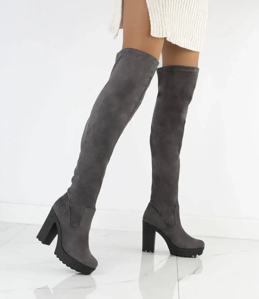 Szare kozaki zamszowe: modne stylizacje, które zachwycą każdego