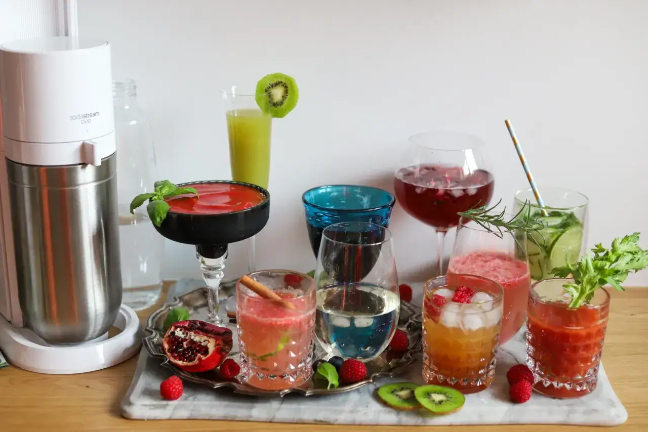 Najlepsze drinki z wodą gazowaną, które orzeźwią każdego dnia