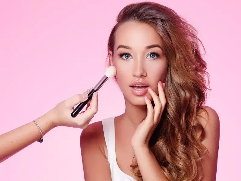 Jak utrwalić makijaż domowym sposobem i uniknąć jego znikania