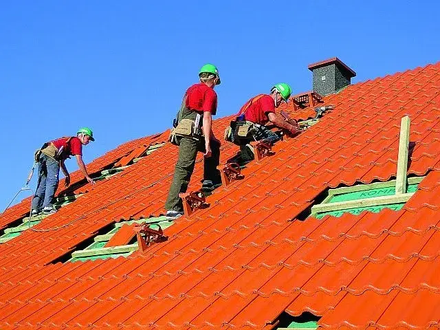 Jak naprawić dach z dachówki - skuteczne metody i ważne wskazówki