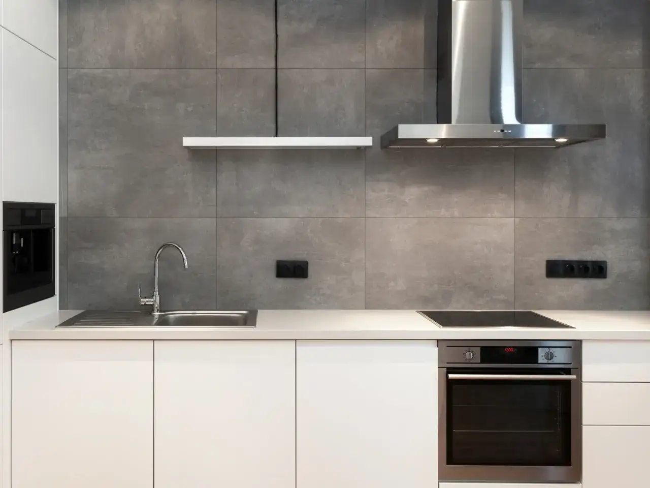 Gdzie umieścić gniazdka elektryczne w kuchni, by uniknąć problemów?