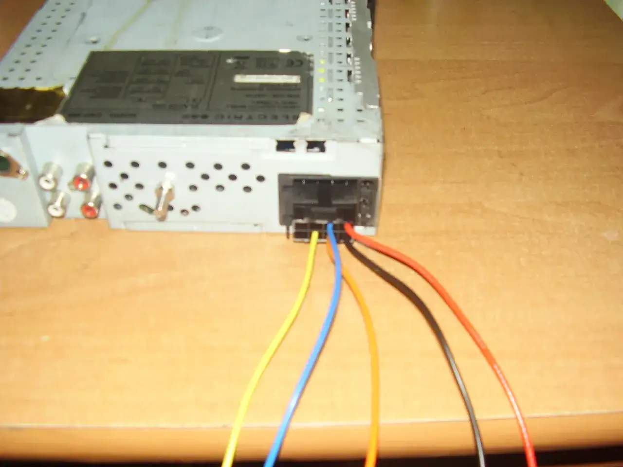 Jak podłączyć radio samochodowe pod zasilacz 12V - uniknij błędów w instalacji