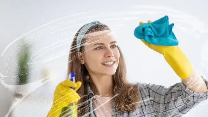 Skuteczne sposoby na to, czym przetrzeć okna żeby nie parowały