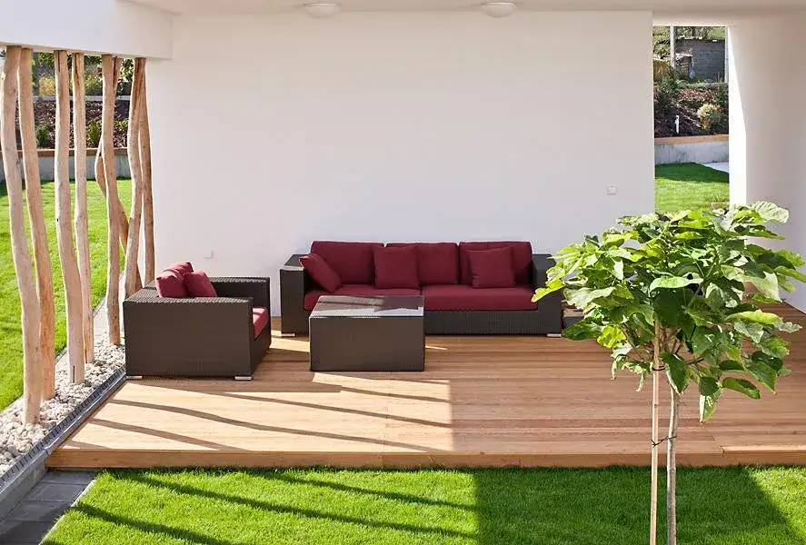 Taras drewniany czy kompozytowy: co wybrać, by uniknąć kosztów?