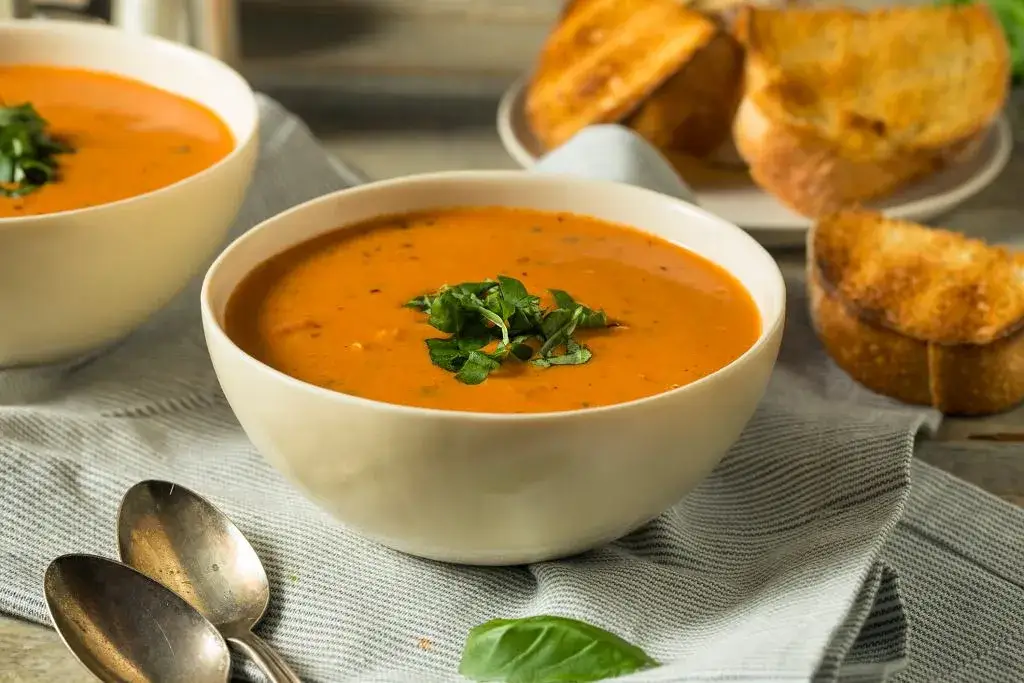 Ile gotować zupę pomidorową, by była idealna? Sprawdź optymalny czas i porady