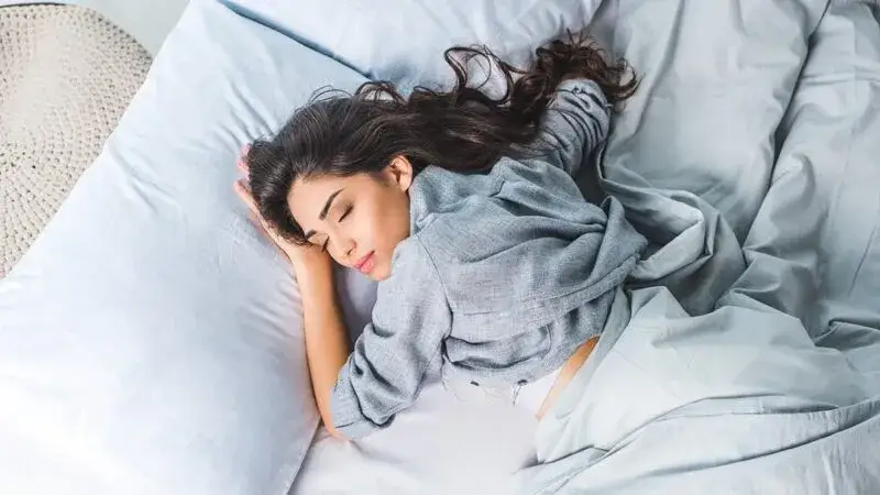 Najlepsze fryzury do spania, które zapobiegną uszkodzeniom włosów