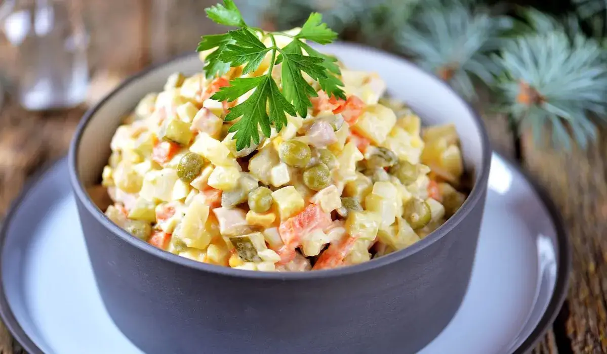 Co dodać do sałatki jarzynowej, aby zaskoczyć smakiem?